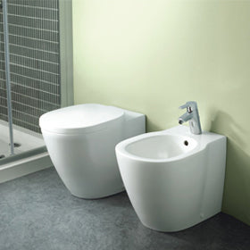 Ambiente inodoro y bidé a suelo para cisterna empotrada CONNECT con asiento tapa normal de Ideal Standard